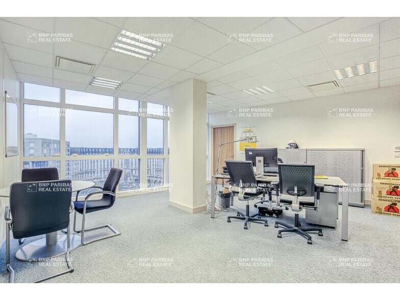 15 Place Georges Pompidou, Montigny-le-Bretonneux for lease - Interior Photo - Image 2 of 15