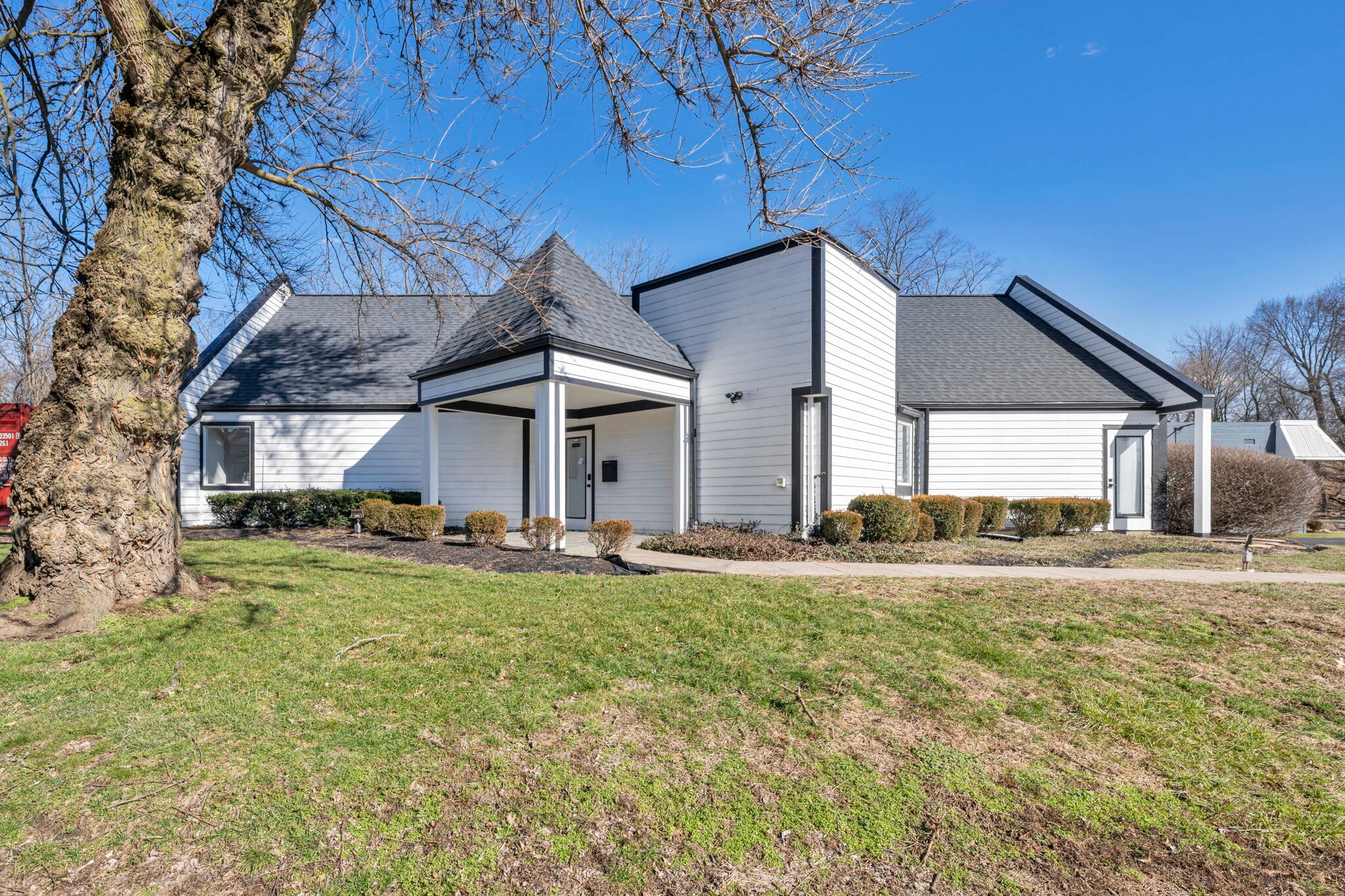 1824 E Broad St, Columbus, OH for lease Primary Photo- Image 1 of 48