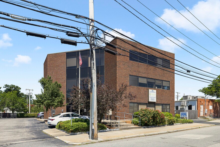 999 S Broadway, East Providence, RI à vendre - Photo du bâtiment - Image 3 de 31