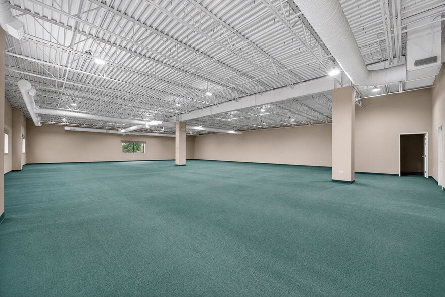 625 N Bridgeport Ter, Lindenhurst, IL for sale - Interior Photo - Image 3 of 63