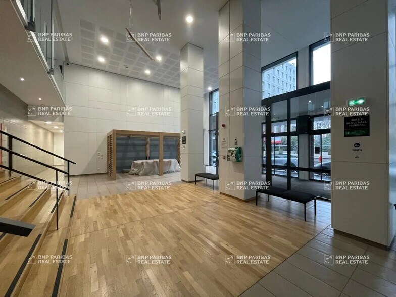 Office in Villeurbanne for lease - Lobby - Image 2 of 13