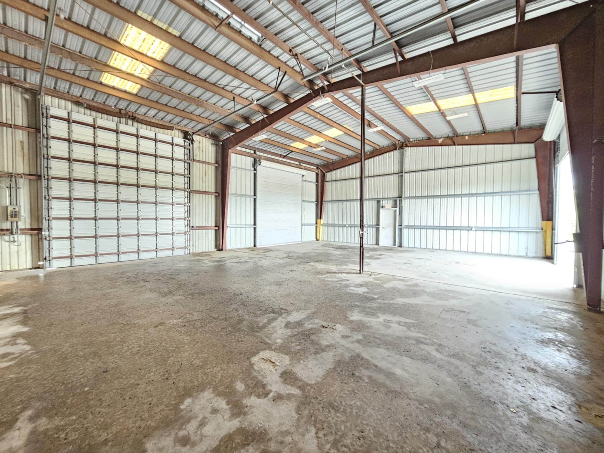 1812 W D St, La Porte, TX for lease Interior Photo- Image 1 of 2