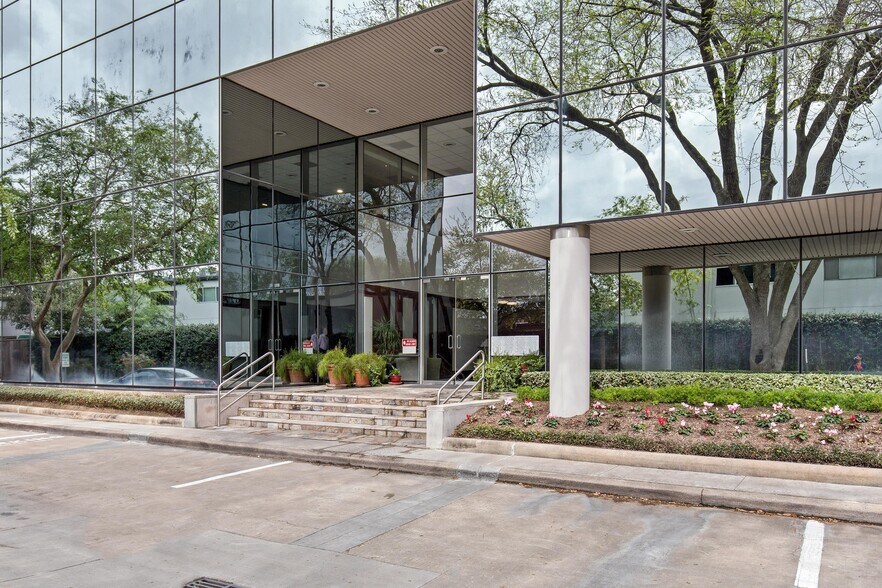1220 Augusta Dr, Houston, TX à louer - Photo du bâtiment - Image 3 de 7