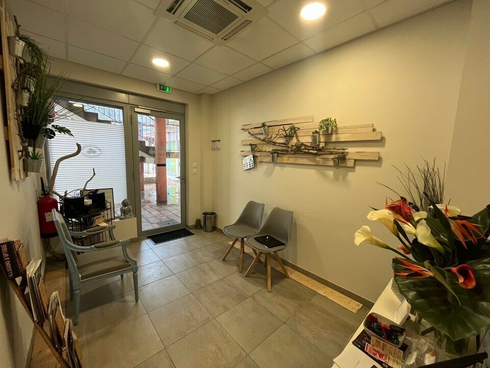 Office in MONTFAVET for lease Lobby- Image 1 of 8