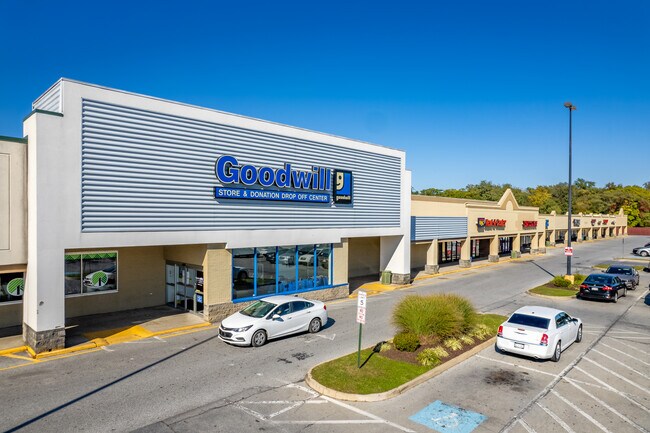 Plus de détails pour 4-24 Charles Town Plz, Charles Town, WV - Commerce de détail à louer