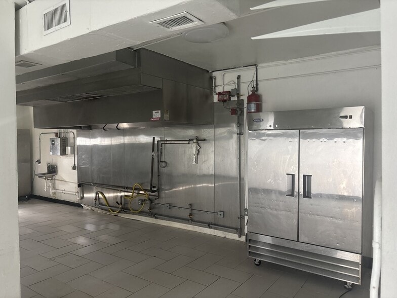 2211 N Dixie Hwy, Lake Worth, FL for lease - Building Photo - Image 2 of 38
