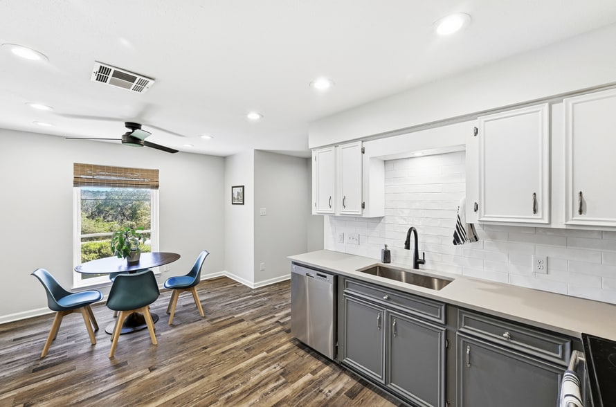 900 N Cuernavaca Dr, Austin, TX à louer - Photo du bâtiment - Image 2 de 9