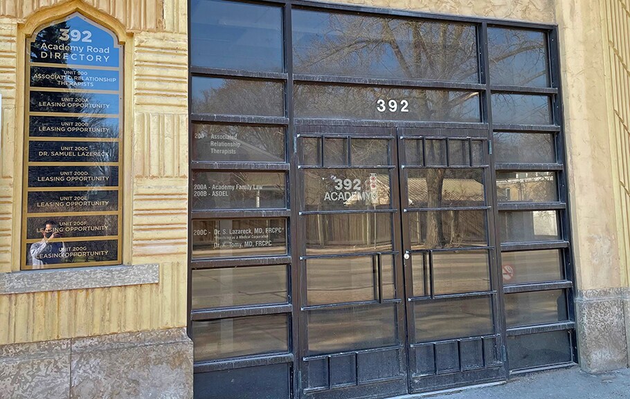 392 Academy Rd, Winnipeg, MB à louer - Photo du bâtiment - Image 2 de 7