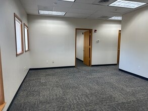 8656 W Gage Blvd, Kennewick, WA for lease Interior Photo- Image 1 of 5