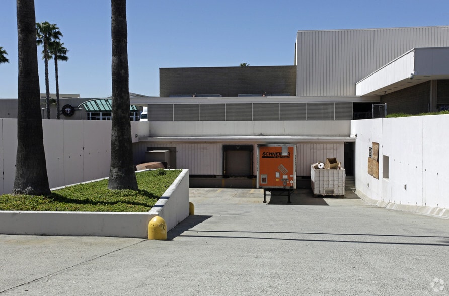 100 Inland Ctr, San Bernardino, CA for lease - Building Photo - Image 2 of 19