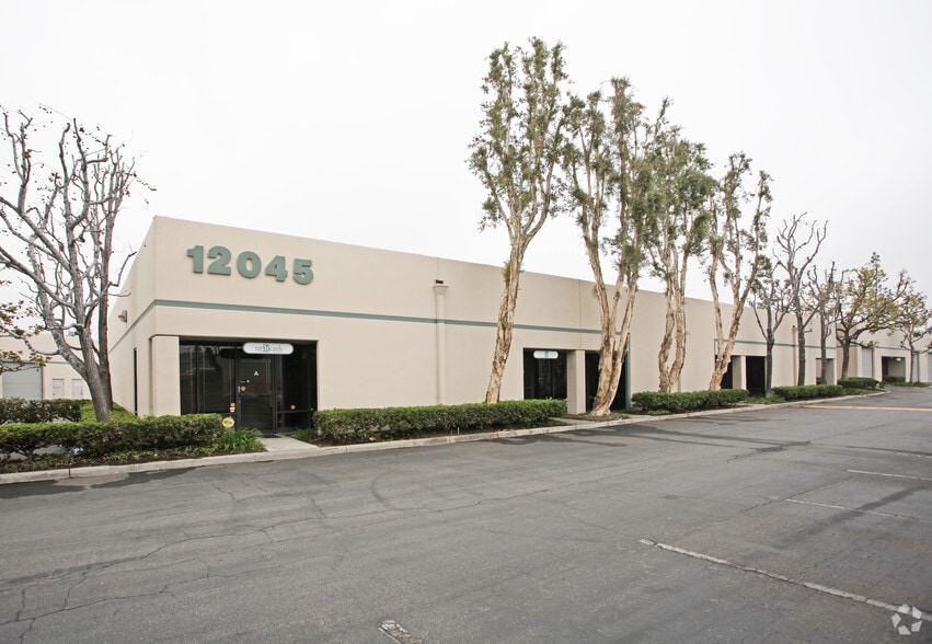 8541 Wellsford Rd, Santa Fe Springs, CA à louer - Photo principale - Image 2 de 6