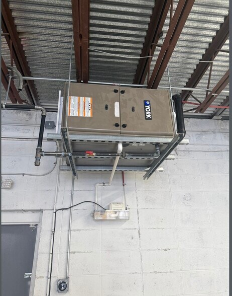 9 Maynard St, Attleboro, MA à louer - Photo intérieure - Image 3 de 4