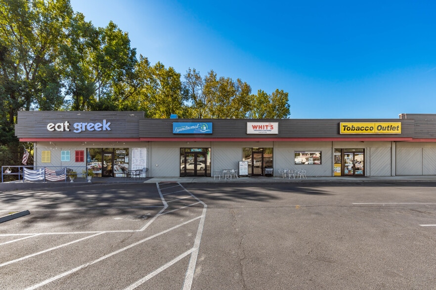 229-245 E Main St, West Jefferson, OH à louer - Photo du bâtiment - Image 2 de 9