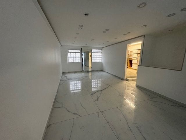 Retail in Paris for lease - Interior Photo - Image 3 of 9