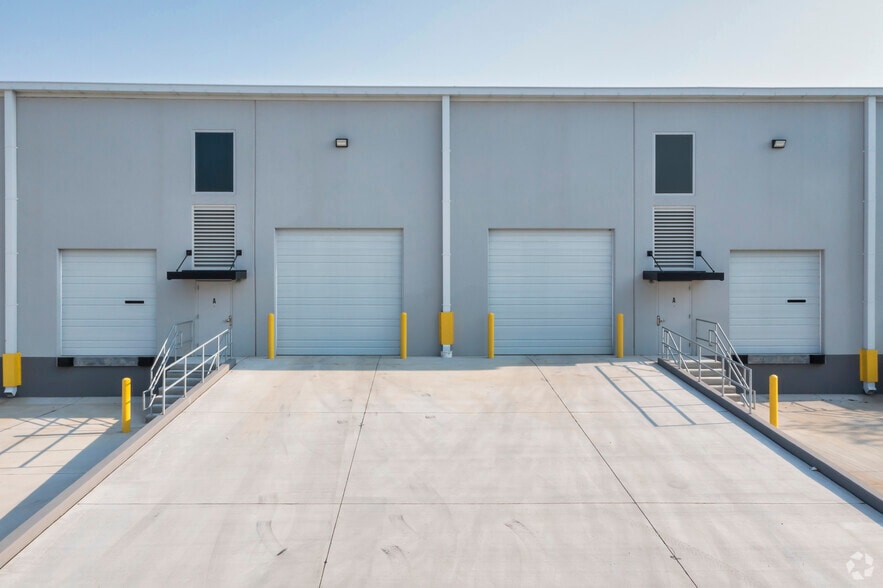 100-126 Valley Ridge Blvd, Lewisville, TX à louer - Photo du bâtiment - Image 3 de 7