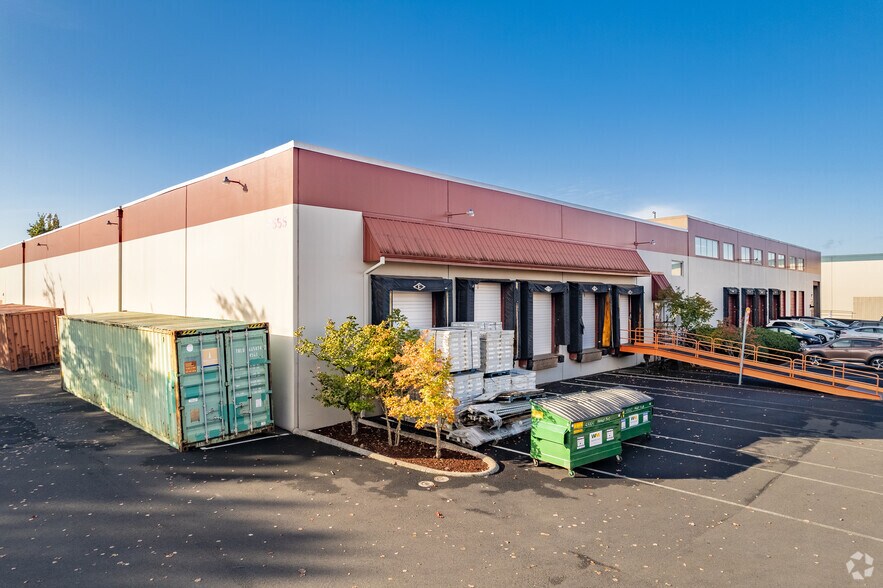 5555 SW 107th Ave, Beaverton, OR à louer - Photo du bâtiment - Image 3 de 6