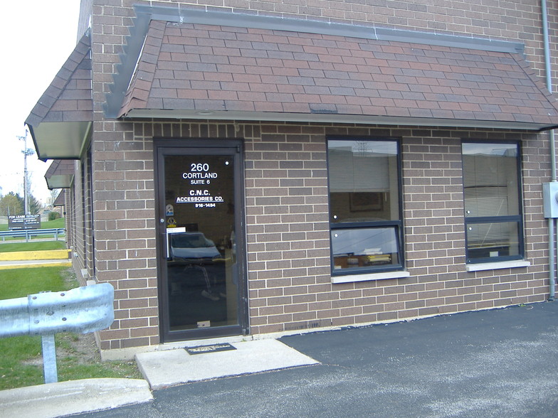 260 Cortland Ave, Lombard, IL for lease - Building Photo - Image 2 of 6