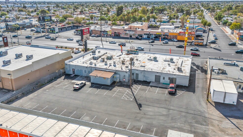 2021 E Charleston Blvd, Las Vegas, NV for lease - Building Photo - Image 2 of 21