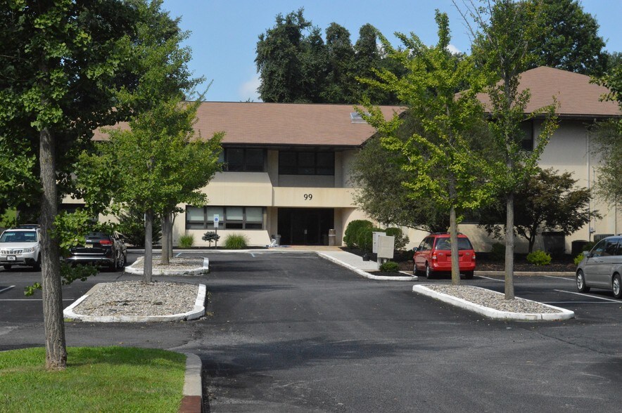 99 Grayrock Rd, Clinton Township, NJ à louer - Photo du bâtiment - Image 1 de 38