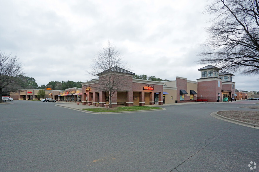 657 Cary Towne Blvd, Cary, NC for lease - Building Photo - Image 1 of 9