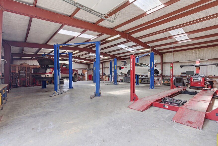 320 S S Wilcox St, Rockdale, TX à vendre - Photo du bâtiment - Image 3 de 21
