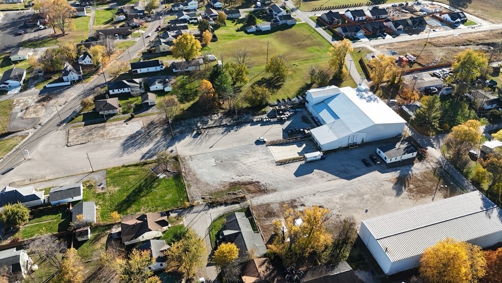 2404 U St, Bedford, IN à vendre - Photo du bâtiment - Image 1 de 38