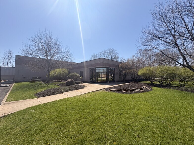 22555 Ascoa Ct, Strongsville, OH à louer - Photo du bâtiment - Image 1 de 13