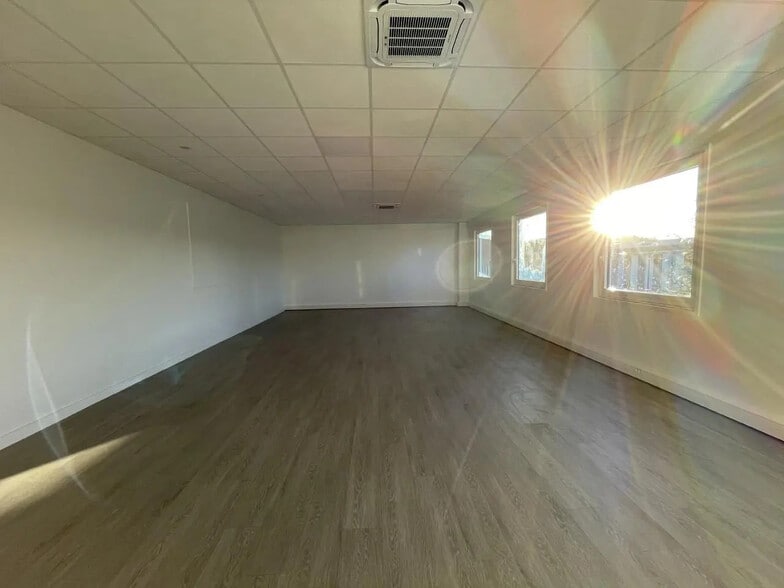 Flex in Saint-Quentin-Fallavier for sale - Interior Photo - Image 3 of 17