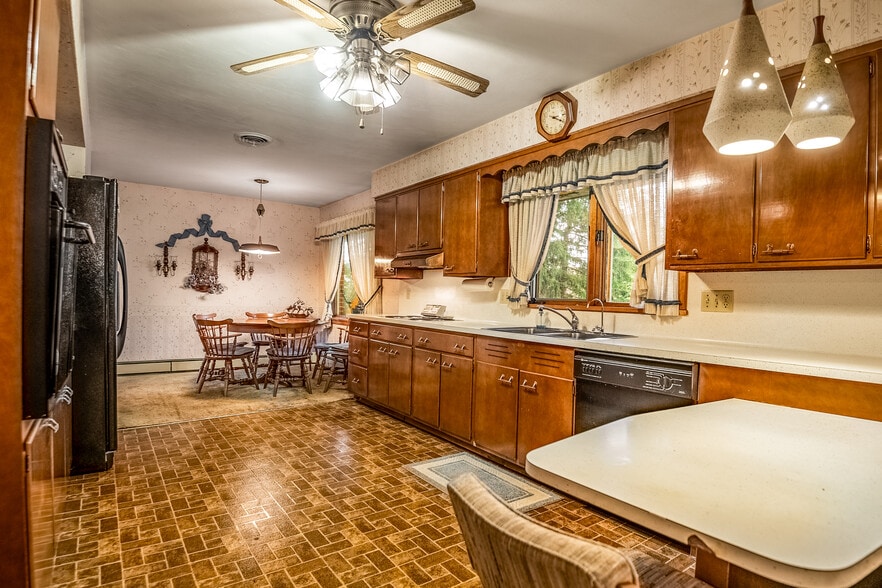 519 N Hermitage Rd, Hermitage, PA for sale - Interior Photo - Image 2 of 55