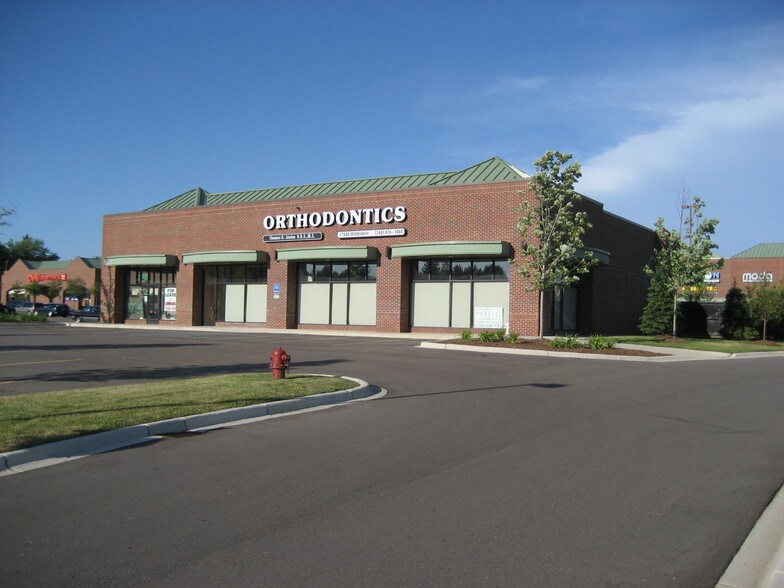 27592-27700 Middlebelt Rd, Farmington Hills, MI à louer - Photo du bâtiment - Image 2 de 27