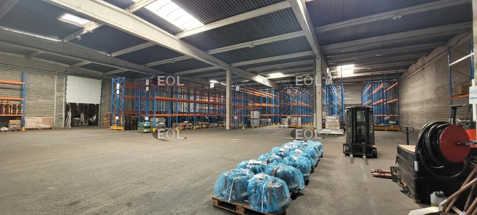 Industrial in Saint-Quentin-Fallavier for sale - Interior Photo - Image 2 of 5