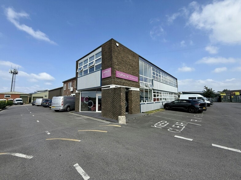 Crow Arch Ln, Ringwood for lease - Building Photo - Image 1 of 15