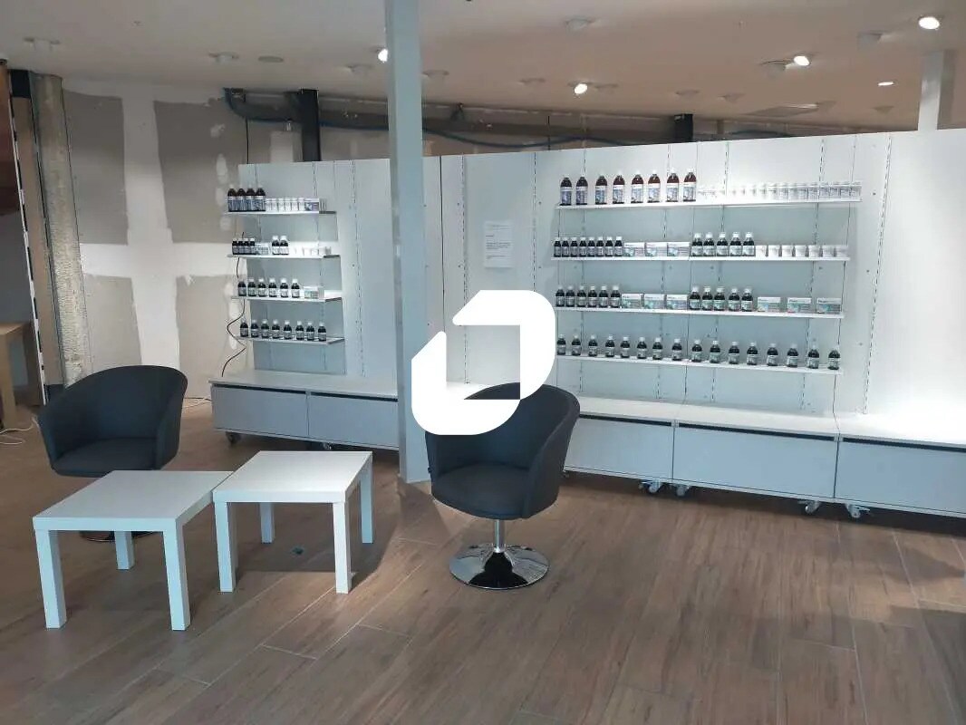 Retail in Bordeaux for lease Interior Photo- Image 1 of 18