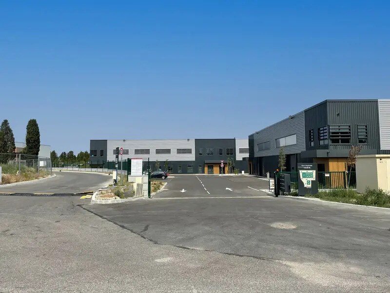 Office in Vedène for lease Building Photo- Image 1 of 13