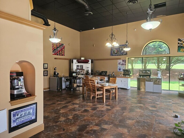 1505 University Dr, Auburn, GA à vendre - Photo du bâtiment - Image 2 de 20