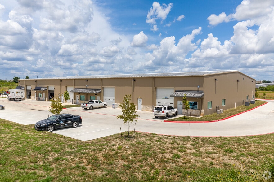 335 Warehouse Dr, Buda, TX for lease - Primary Photo - Image 1 of 6