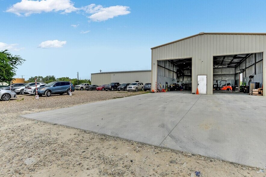 204 FM 696, Elgin, TX à vendre - Photo du bâtiment - Image 2 de 40