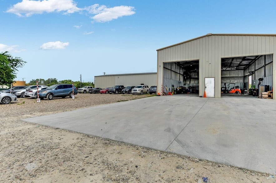 204 FM 696, Elgin, TX à vendre - Photo du bâtiment - Image 2 de 40