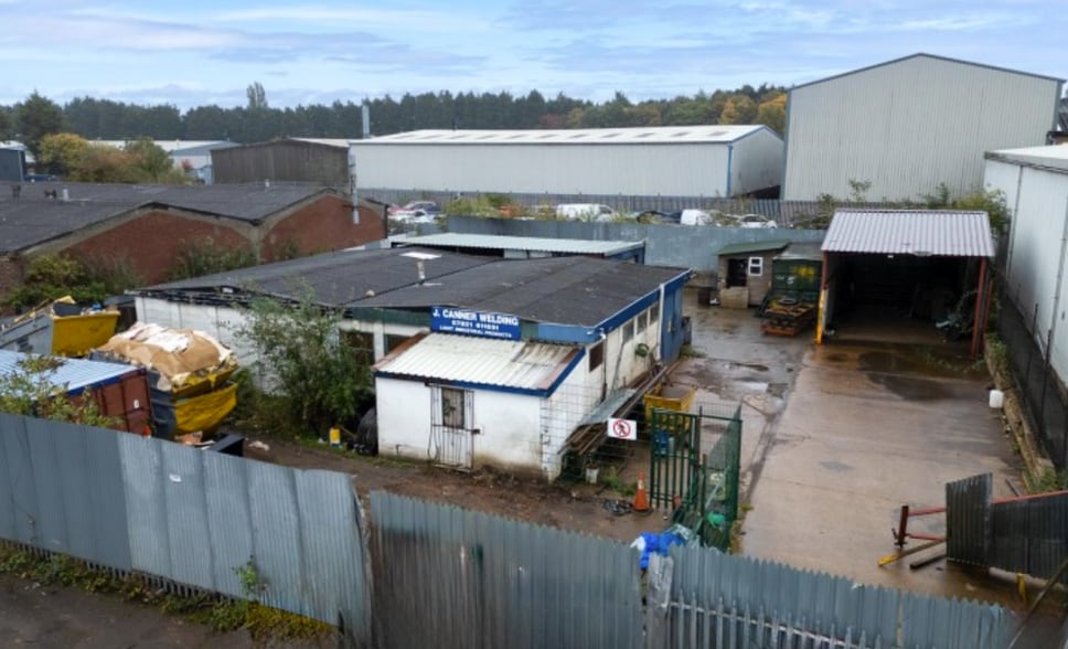 32 Newton Rd, Hinckley for sale - Primary Photo - Image 1 of 8