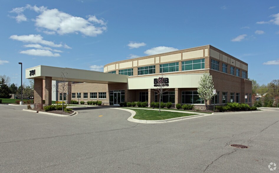 2191 E South Blvd, Auburn Hills, MI à louer - Photo du bâtiment - Image 2 de 9