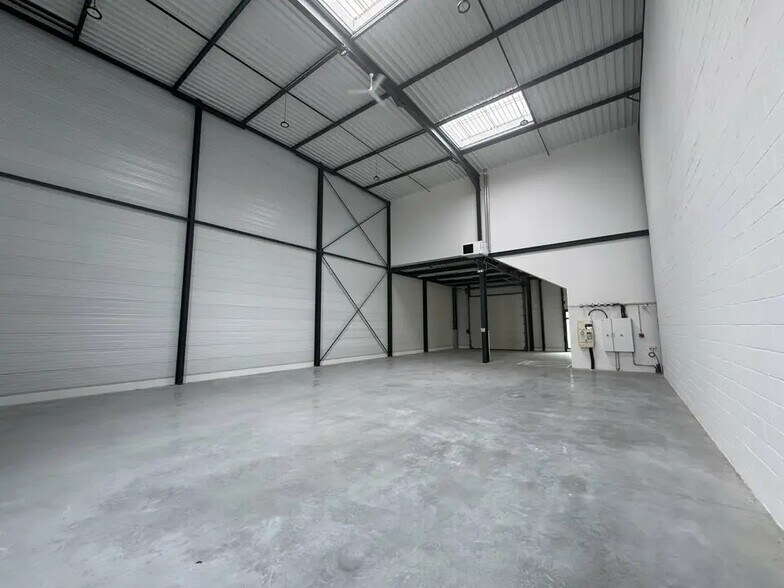 Flex in Chalifert for lease - Interior Photo - Image 3 of 4