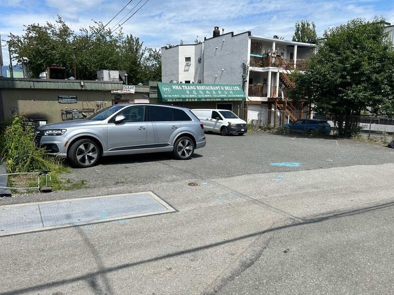718-720 E Broadway, Vancouver, BC for sale - Building Photo - Image 2 of 6