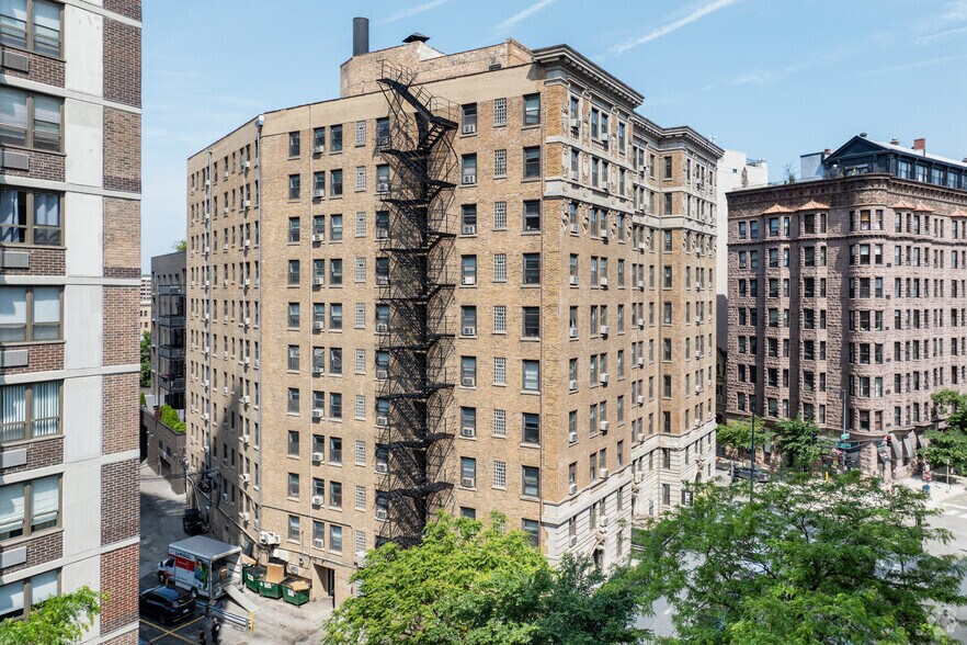 2756 N Pine Grove Ave, Chicago, IL à louer - Photo du bâtiment - Image 2 de 20
