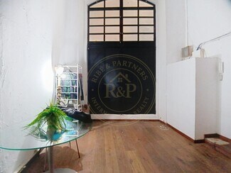 Plus de détails pour Multi-résidentiel à vendre