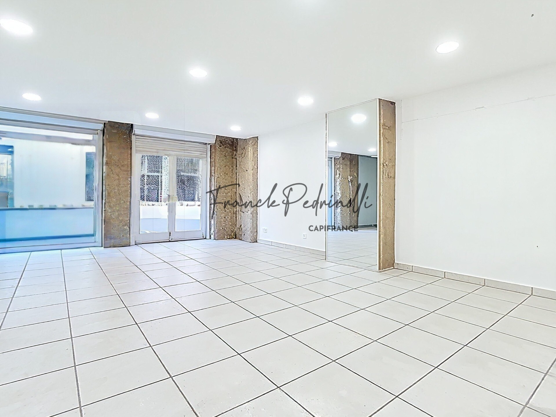 Retail in Lyon for sale Interior Photo- Image 1 of 15
