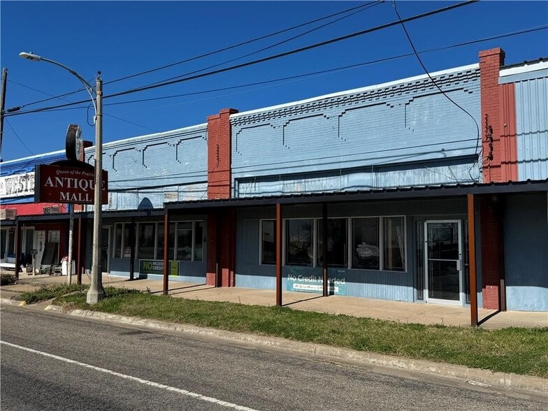 208 E Gassaway Ave, Lott, TX for sale - Building Photo - Image 3 of 6