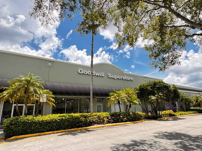 18201-18391 Pines Blvd, Pembroke Pines, FL à louer - Photo du bâtiment - Image 2 de 13