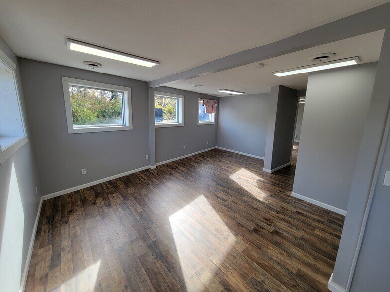 4646-4660 E Lake Rd, Sheffield Lake, OH à louer - Photo intérieure - Image 3 de 12