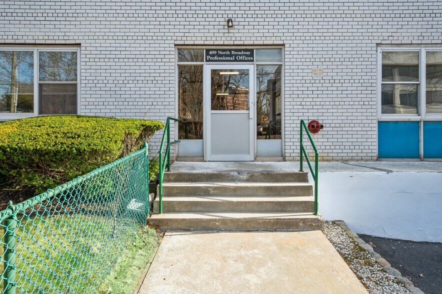 499 N Broadway, White Plains, NY à louer - Photo du bâtiment - Image 2 de 17