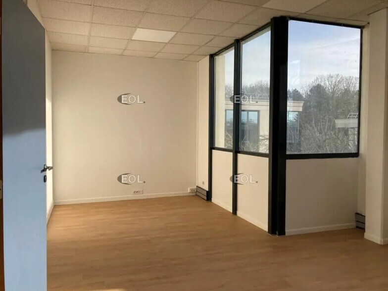 Office in Créteil for lease - Interior Photo - Image 2 of 6